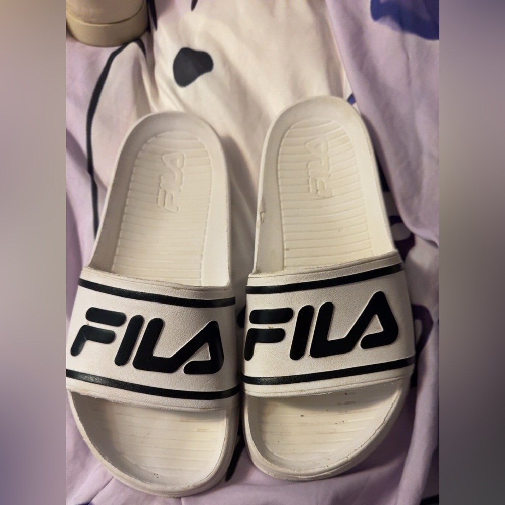 Fila size 9 white slides